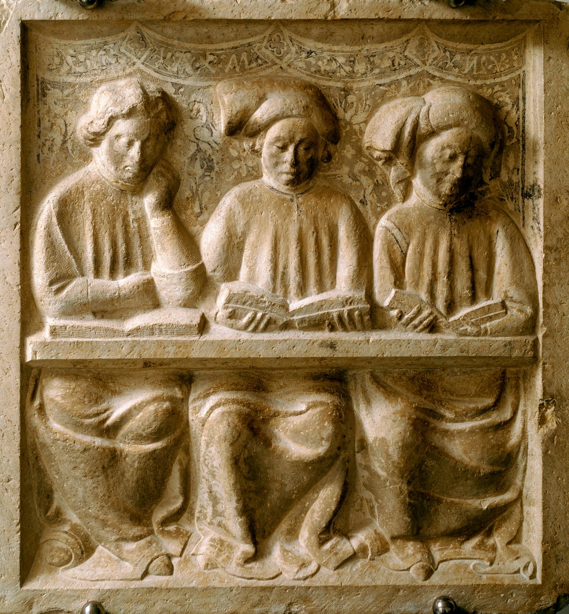Studenti che seguono un corso (basso rilievo in marmo, inizio del XIV secolo) da Italian School