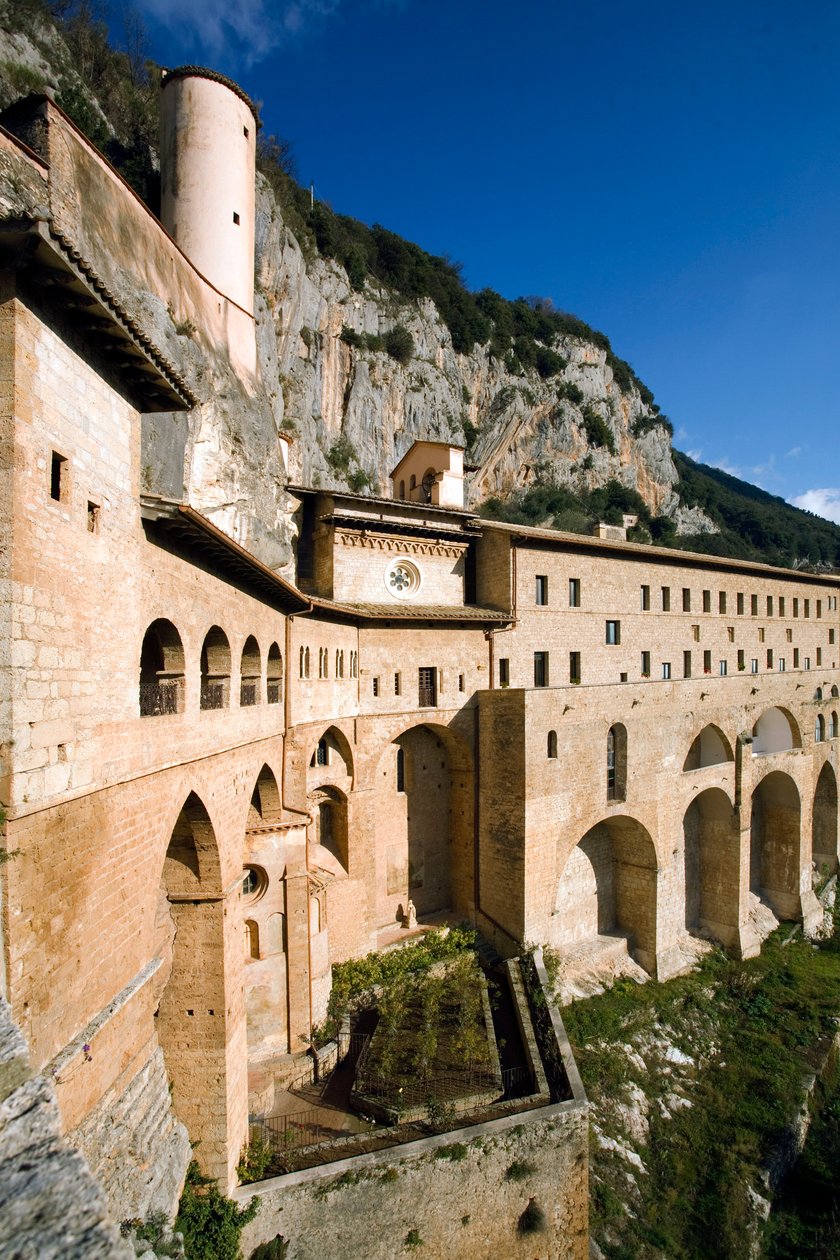 Vista del Monastero di San Benedetto (Sacro Speco) costruito dal XII secolo, Subiaco (Roma), Italia da Italian School