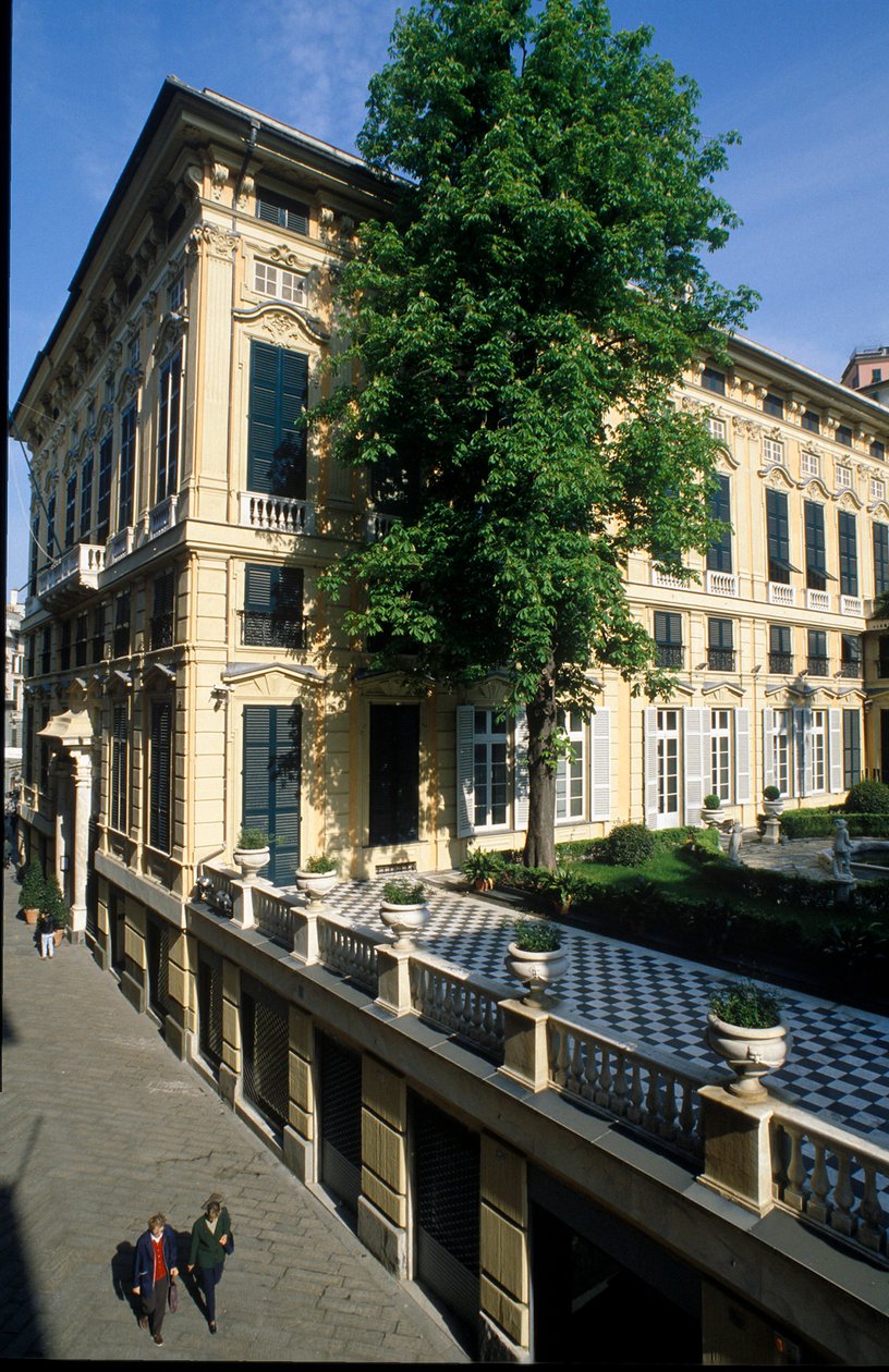 Vista del Palazzo Bianco (o Palazzo di Luca Grimaldi) costruito tra il 1530 e il 1540 a Genova, Italia da Italian School