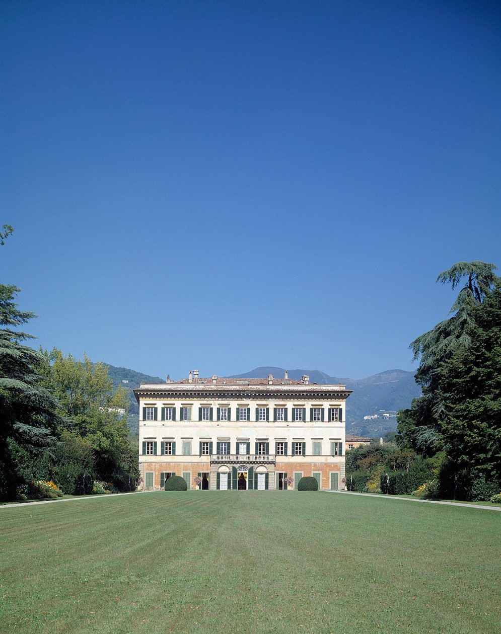 Vista della facciata di Villa reale di Marlia (o Palazzo Orsetti) da Italian School