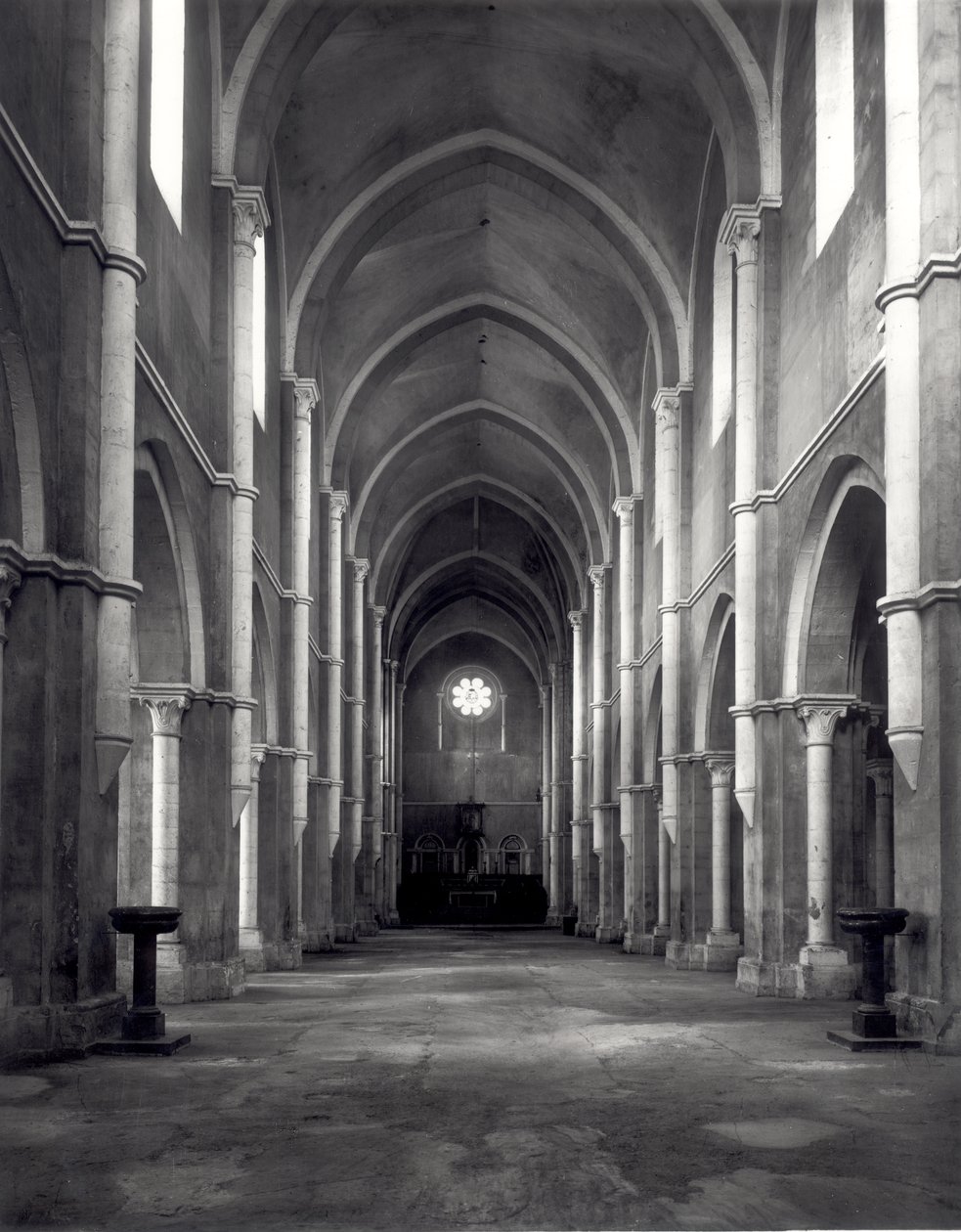 Vista della navata da Italian School