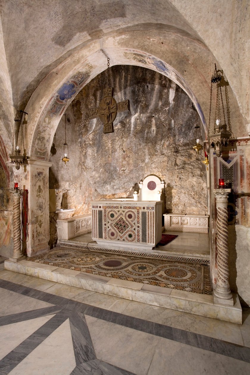 Vista del presbiterio della Chiesa Superiore con l