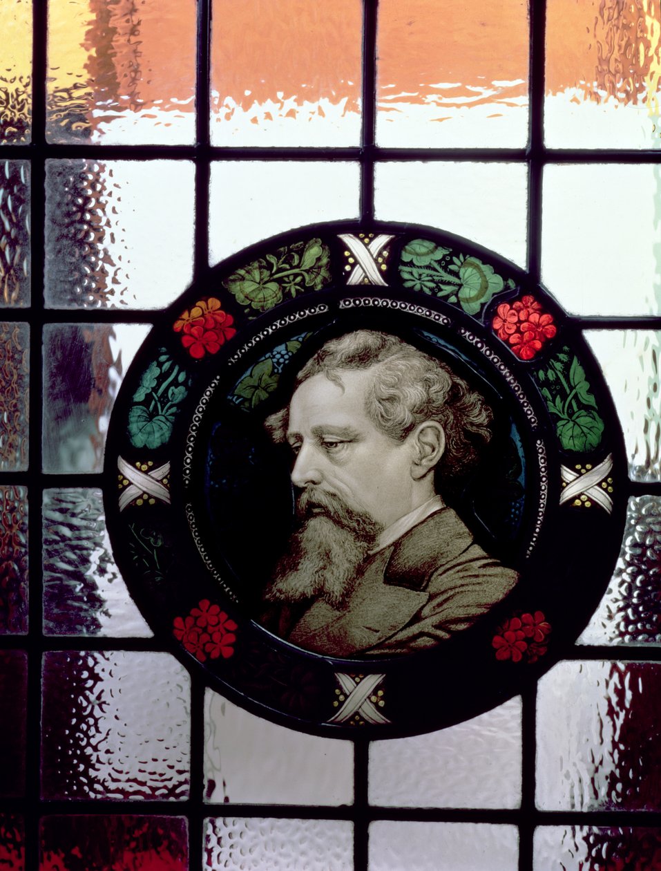 Finestra con Testa di Charles Dickens come Uomo Anziano (vetro colorato) da J. Winbolt