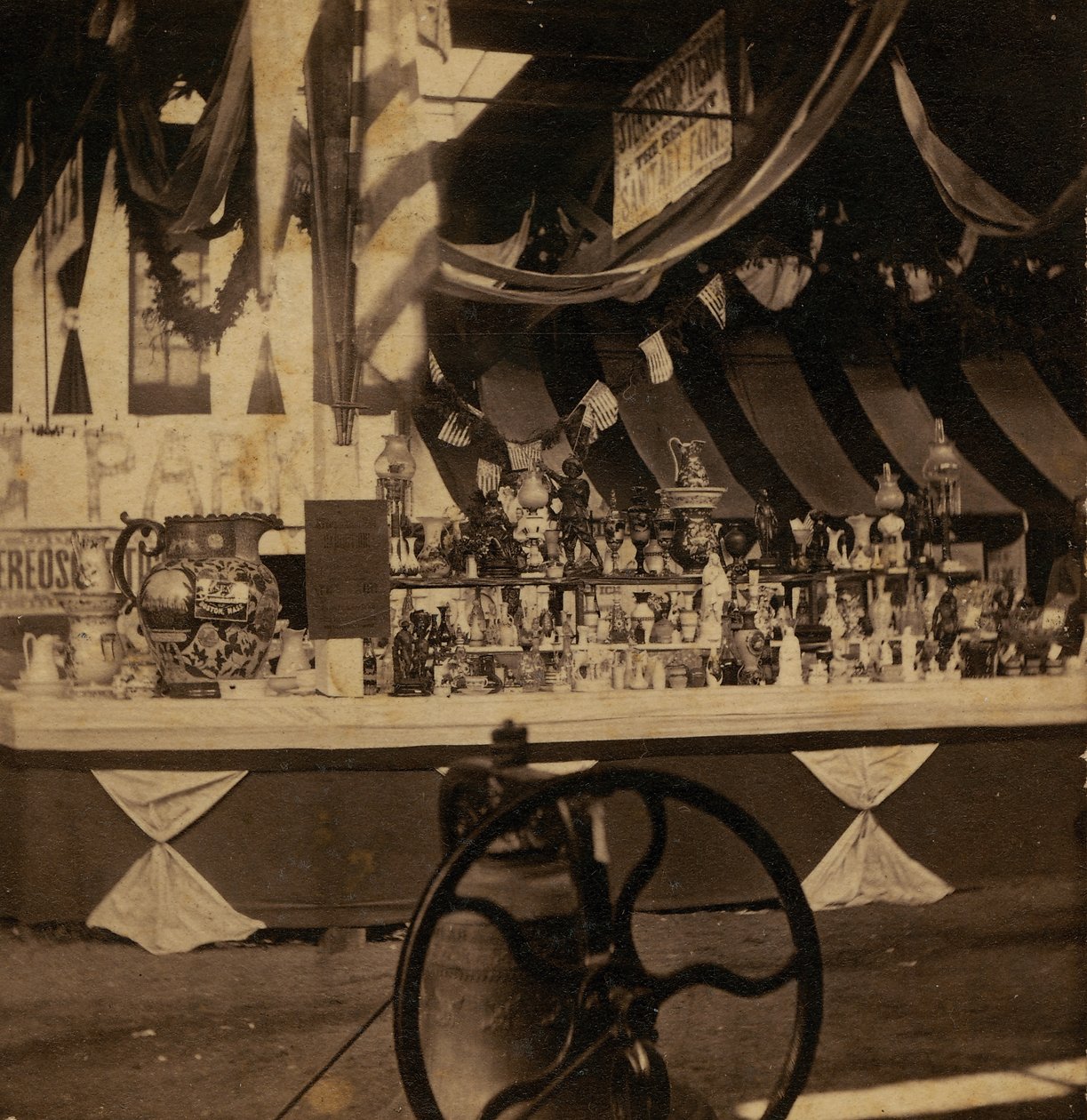 Vista parziale stereografica di un tavolo con vari pezzi di merce da J.A. Scholten
