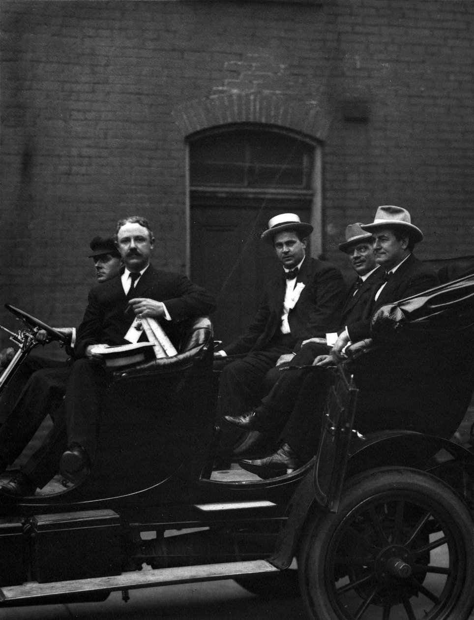 Edward F. Goltra, un delegato non identificato, Rolla Wells e William Jennings Bryan arrivano a una sessione della Convenzione Democratica del 1916, St. Louis, 11-14 giugno 1916 da J.C. Strauss