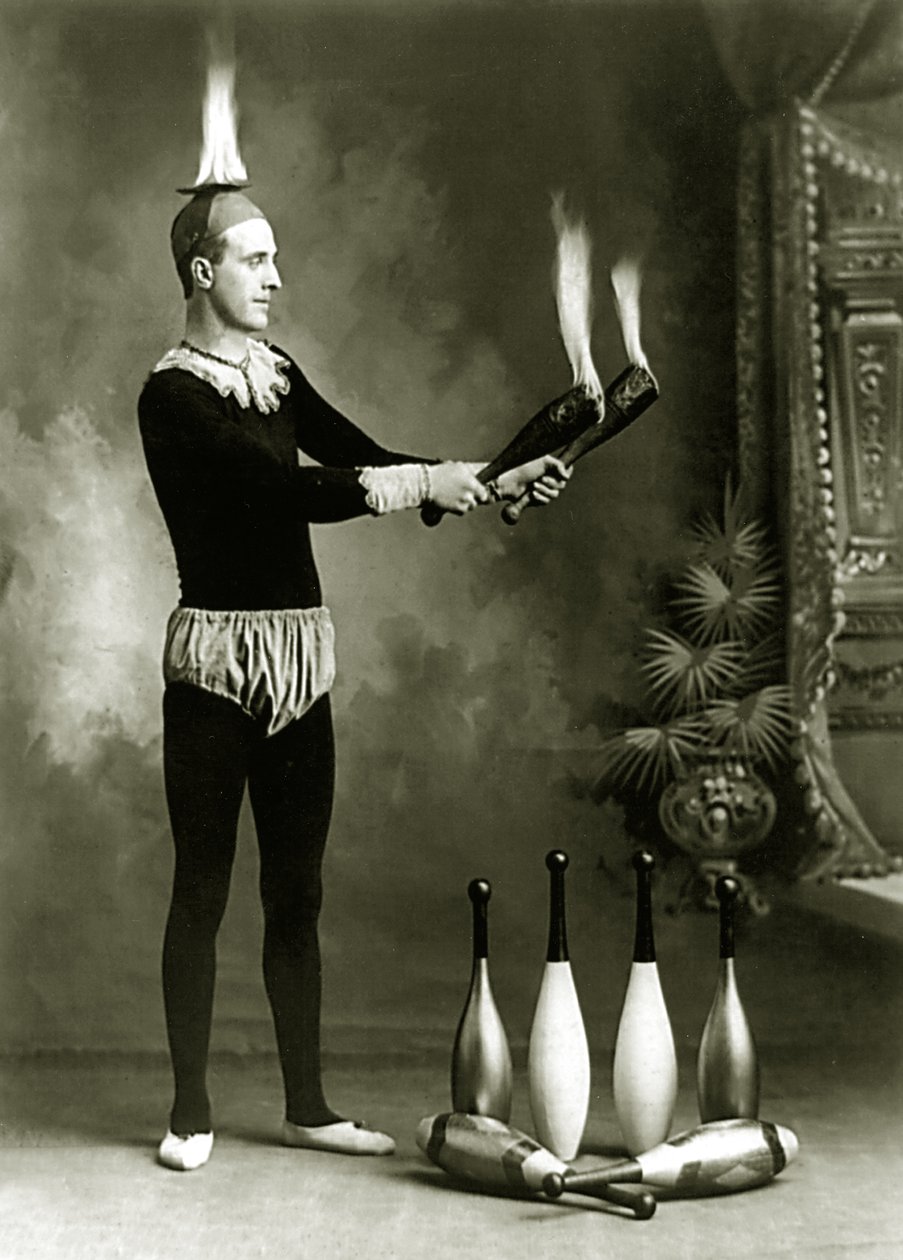 J.T. Doyle, giocoliere da circo e carnevale con birilli e ciotola infuocati, c.1902 da J.E. Pasonault