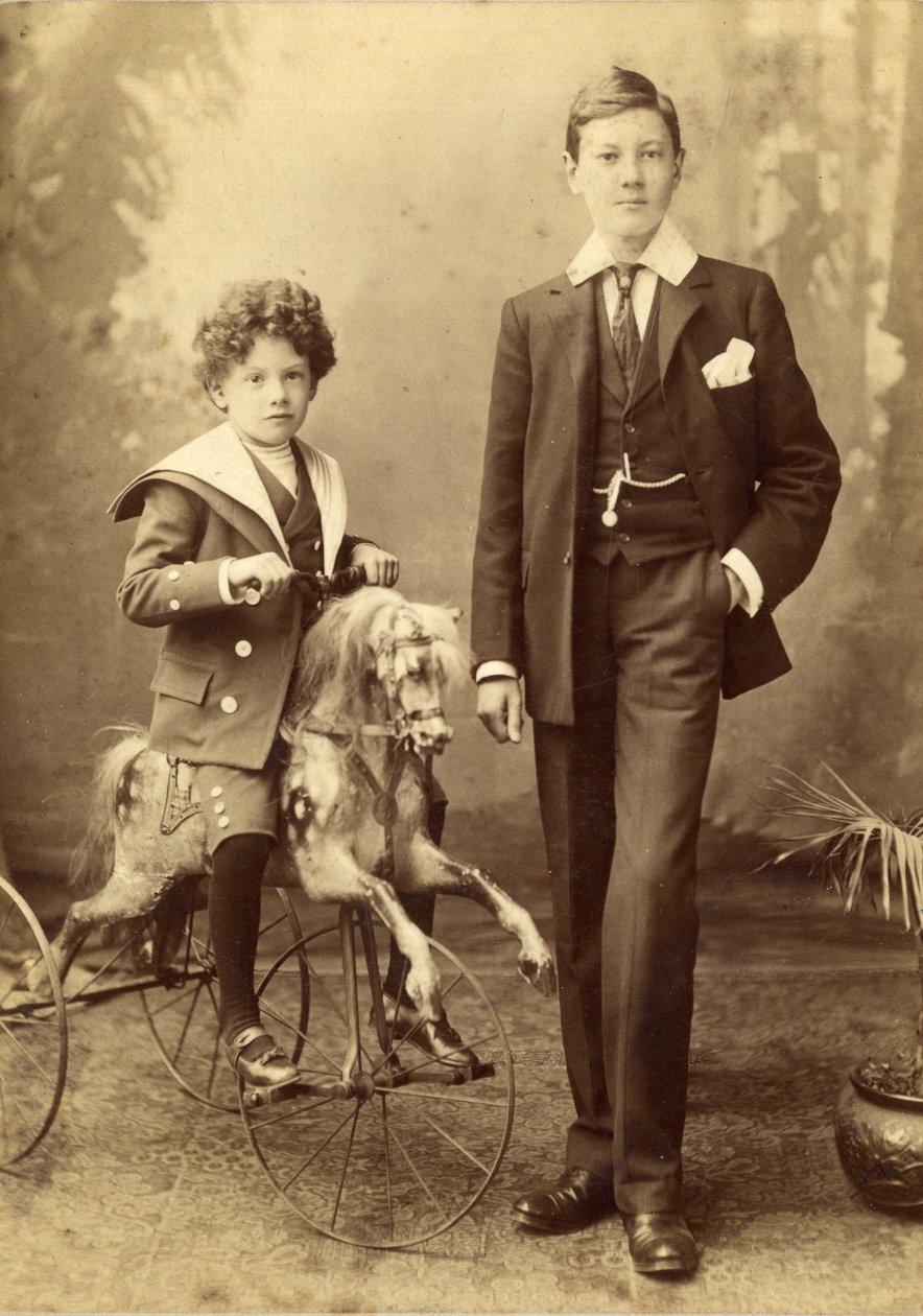 Bambino sul suo cavallo montato come un triciclo, con il fratello maggiore accanto, 1880s da J. H. Killick
