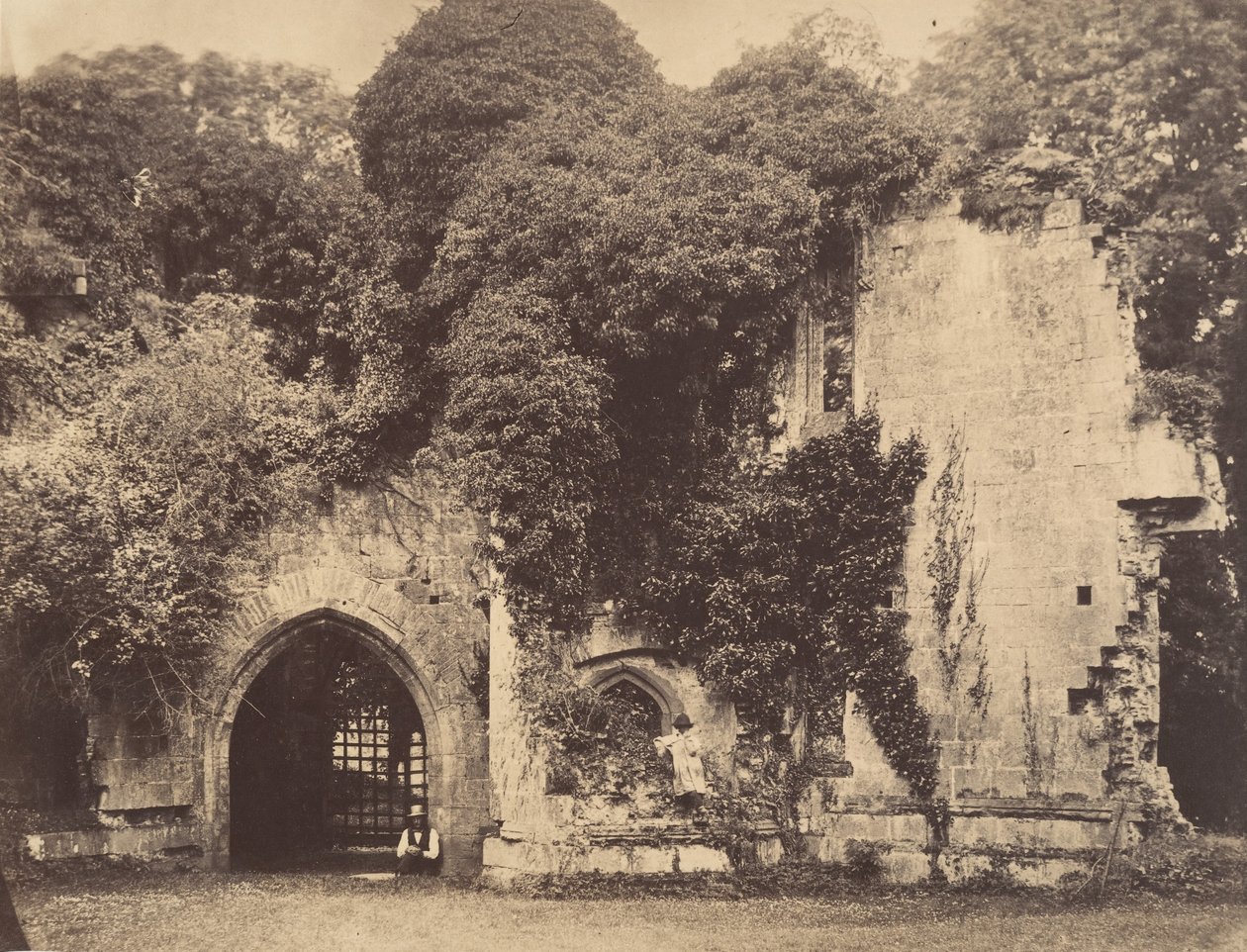Vecchio portale, castello di Raglan, Monmouthshire da J. Holden