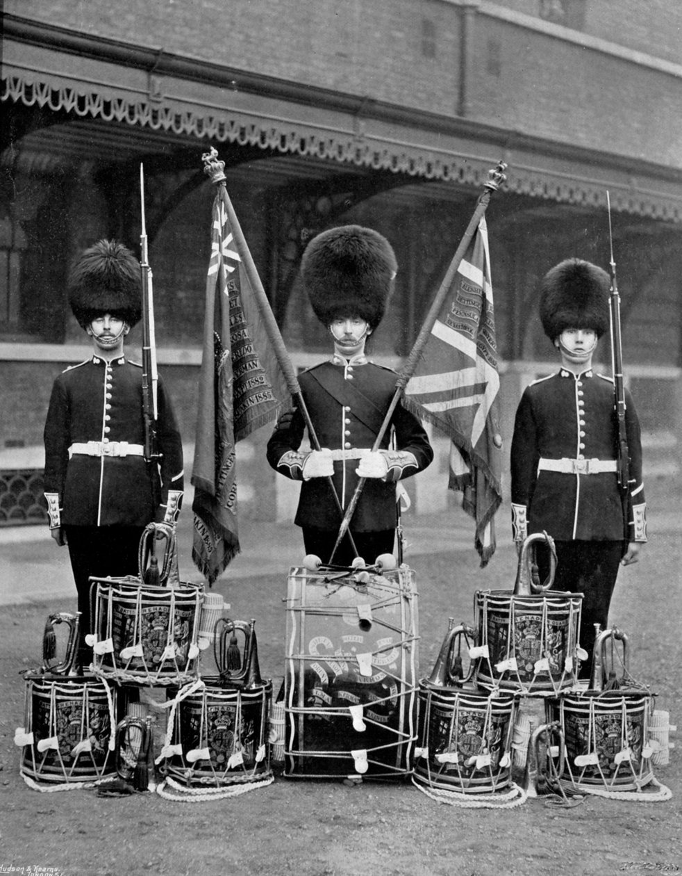 I colori e i tamburi delle 2nd Grenadier Guards, 1896 da J. Thomson