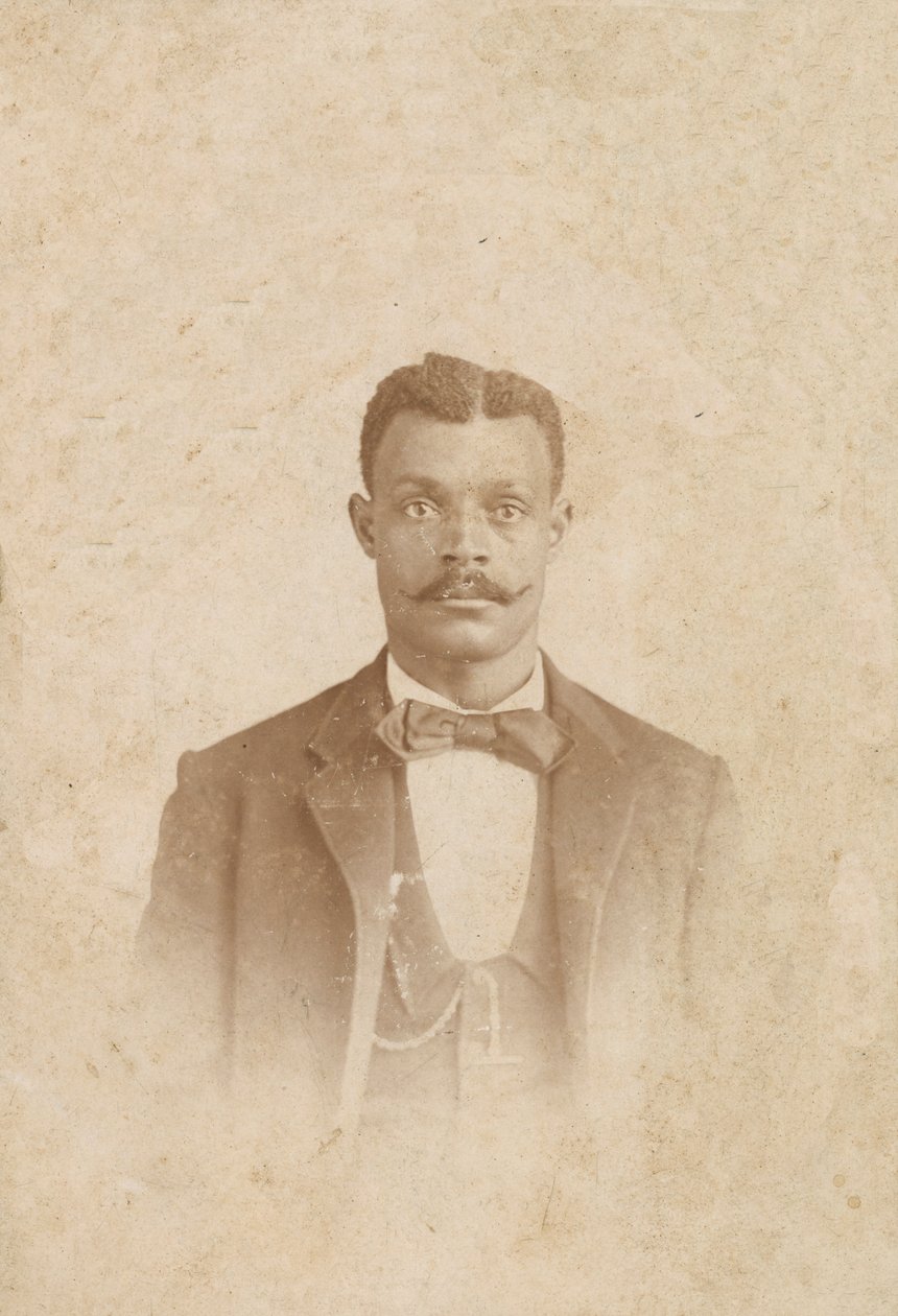 Fotografia di un uomo in abito, gilet e cravatta, 1880-1900 da J. W. Taylor