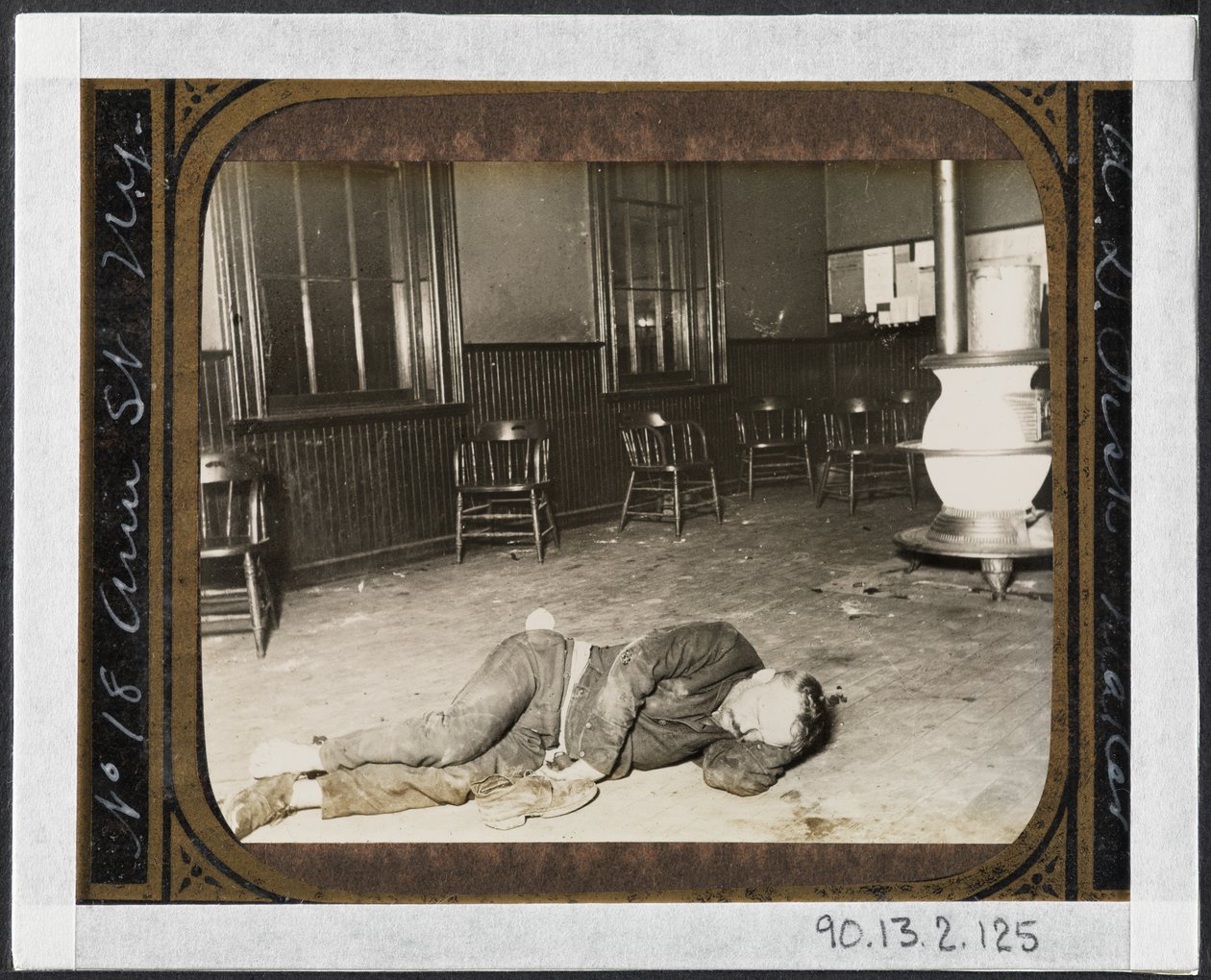 Alloggi della stazione di polizia 19. Il singolo alloggio per tifo in Eldridge Street, giaceva vicino alla stufa nella stanza dei poliziotti, nessuno immaginava cosa lo affliggesse da Jacob August Riis