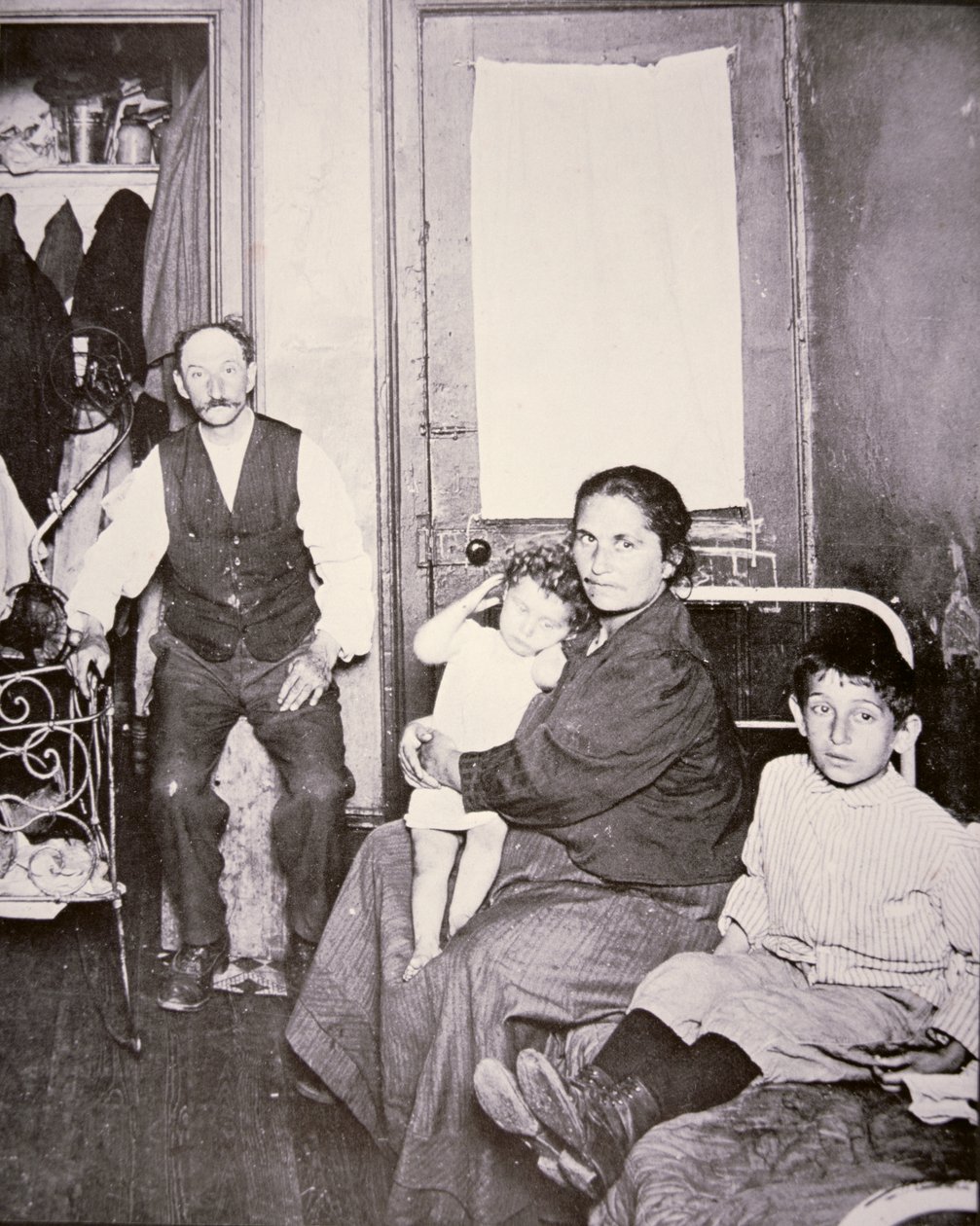 Famiglia di immigrati, Lower East Side, New York City, c.1910 da Jacob August Riis