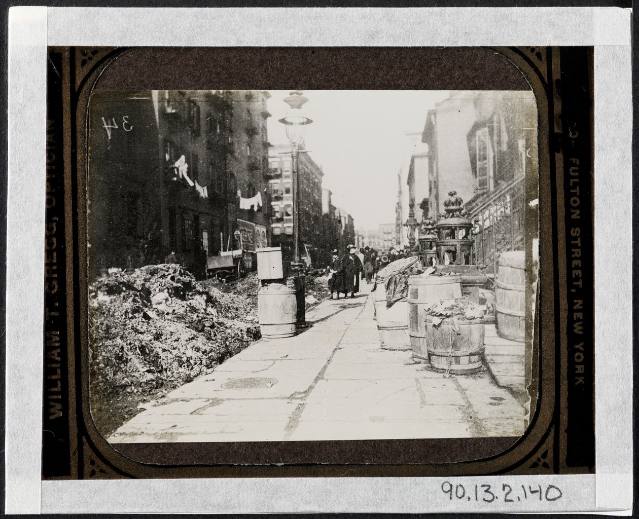 Pulizia di Tammany Street prima del giorno di Waring, davanti a 9 Varick Place, c.1890 da Jacob August Riis
