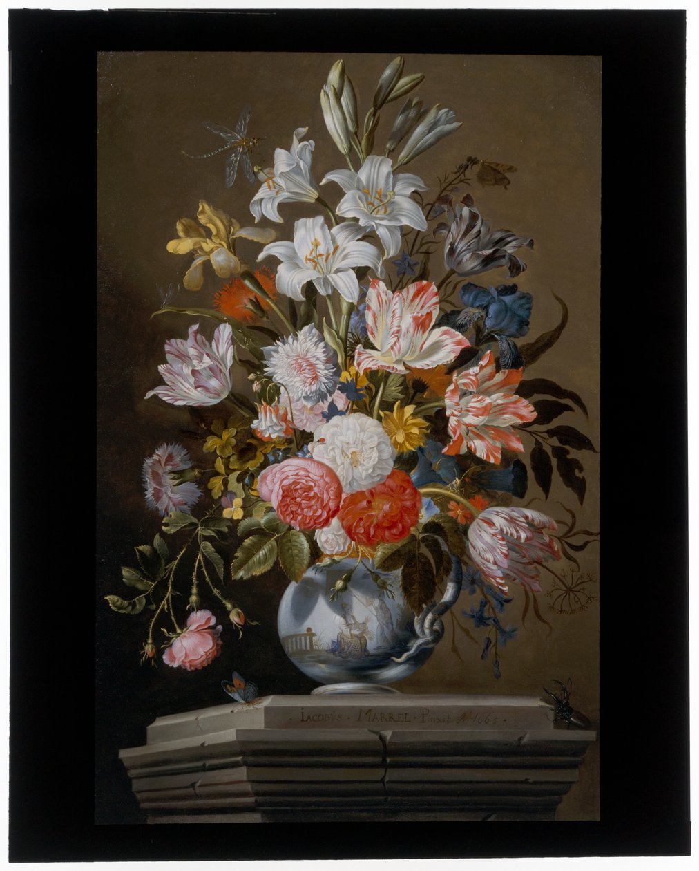 Natura morta con tulipani, garofani e altri fiori in un vaso di porcellana su un piedistallo da Jacob Marrel
