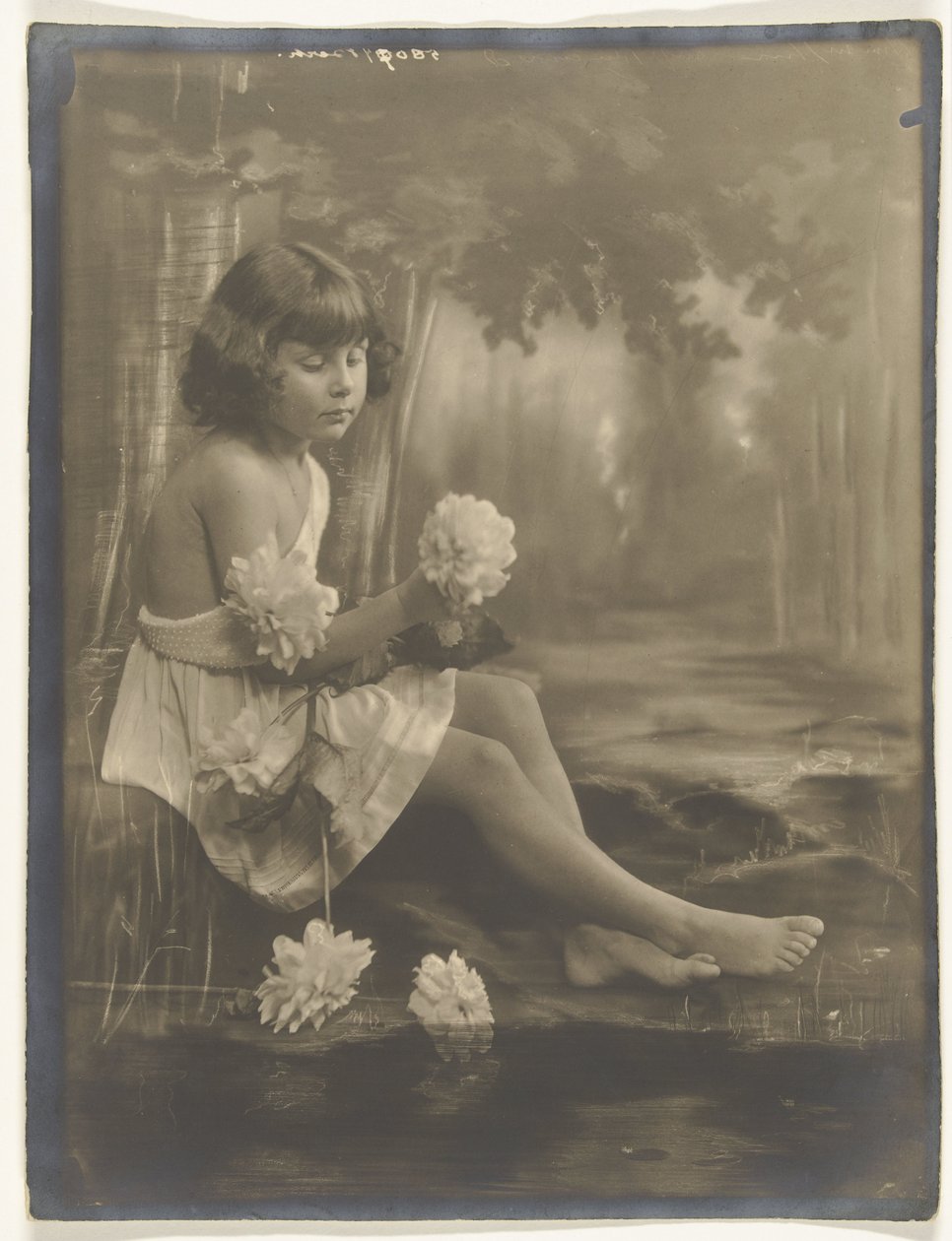 Ritratto di una ragazza a piedi nudi con un mazzo di fiori in mano da Jacob Merkelbach