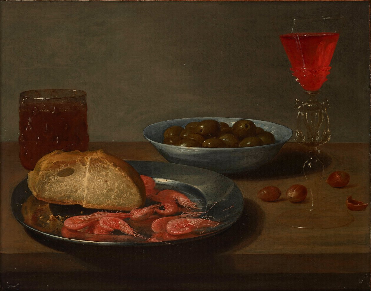 Un piatto con gamberi e un involtino, una ciotola con olive, una façon de Venise, un bicchiere di birra e mandorle su un tavolo da Jacob Van Es