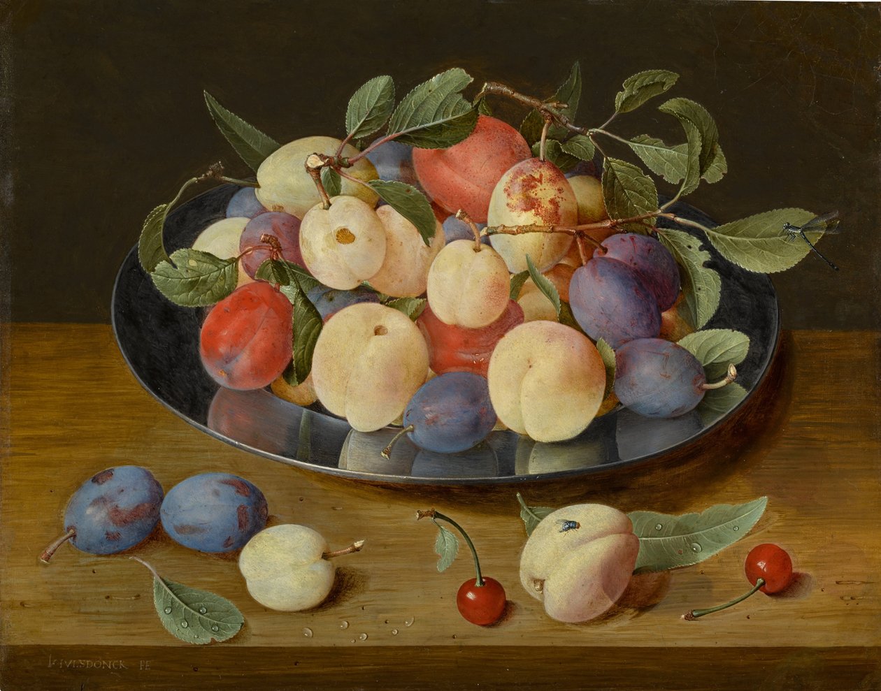 Natura morta di prugne e pesche su un piatto di peltro, con prugne, una pesca e ciliegie, il tutto su un tavolo da Jacob van Hulsdonck