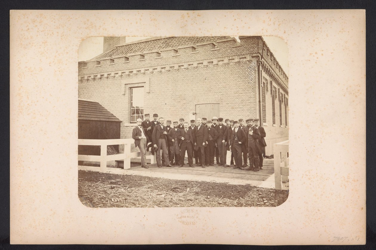 Foto di gruppo degli operai, 1867-1869 da Jacobus van Gorkom jr.