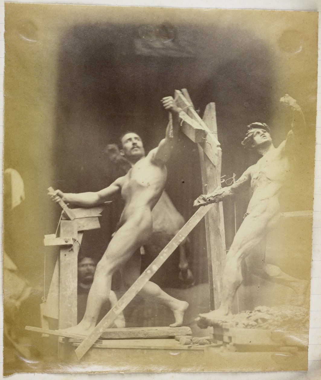 Studio di un modello maschile nudo con la mano in una struttura, visto di lato e accanto a un modello in gesso nella stessa posa, nell