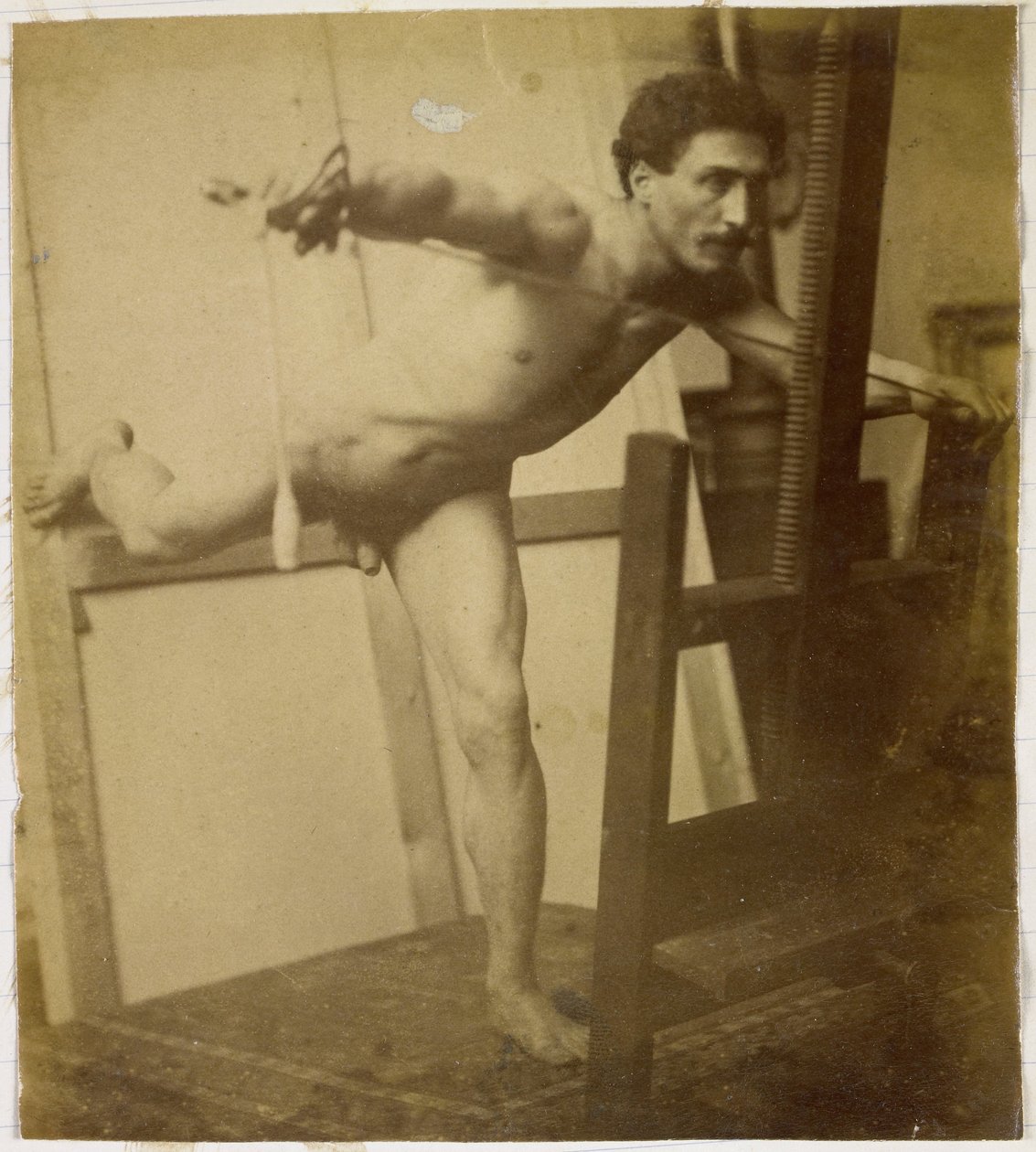 Studio di un modello maschile nudo, inclinato in avanti con la gamba destra indietro, nell