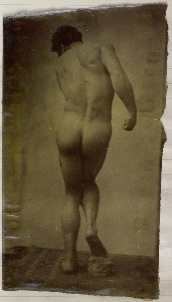 Studio di un modello maschile nudo, in piedi e visto di schiena, nell