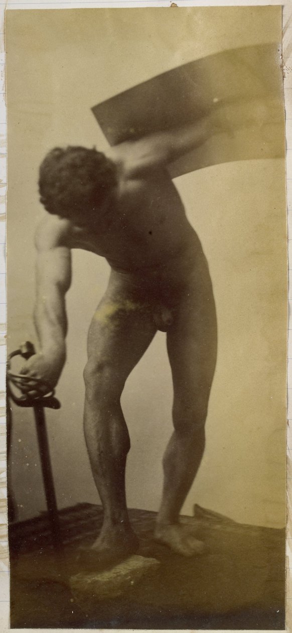 Studio di un modello maschile nudo, in piedi piegato con spada e scudo in mano, nell
