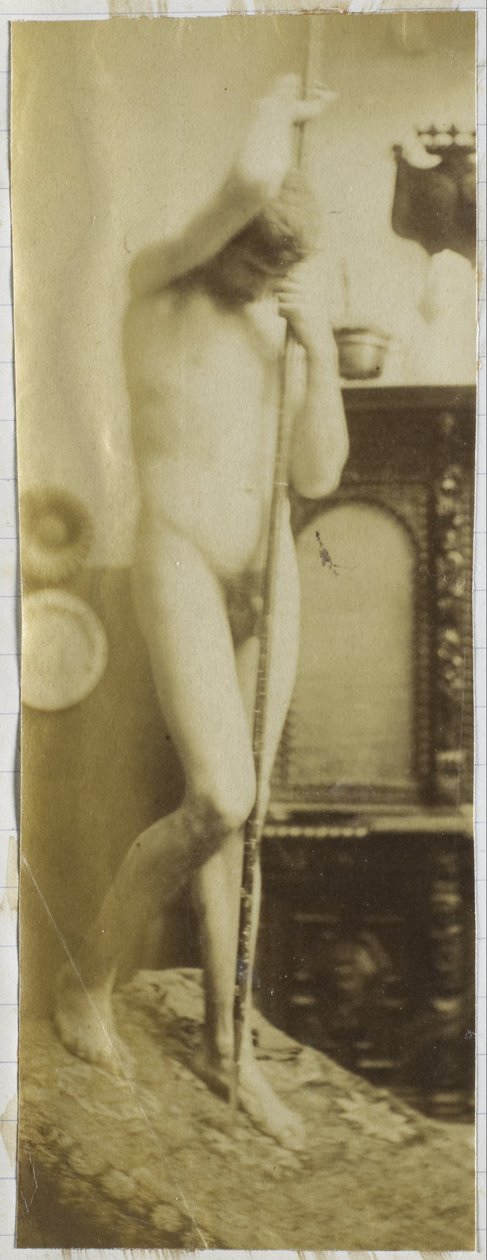 Studio di un modello maschile nudo, in piedi, nell