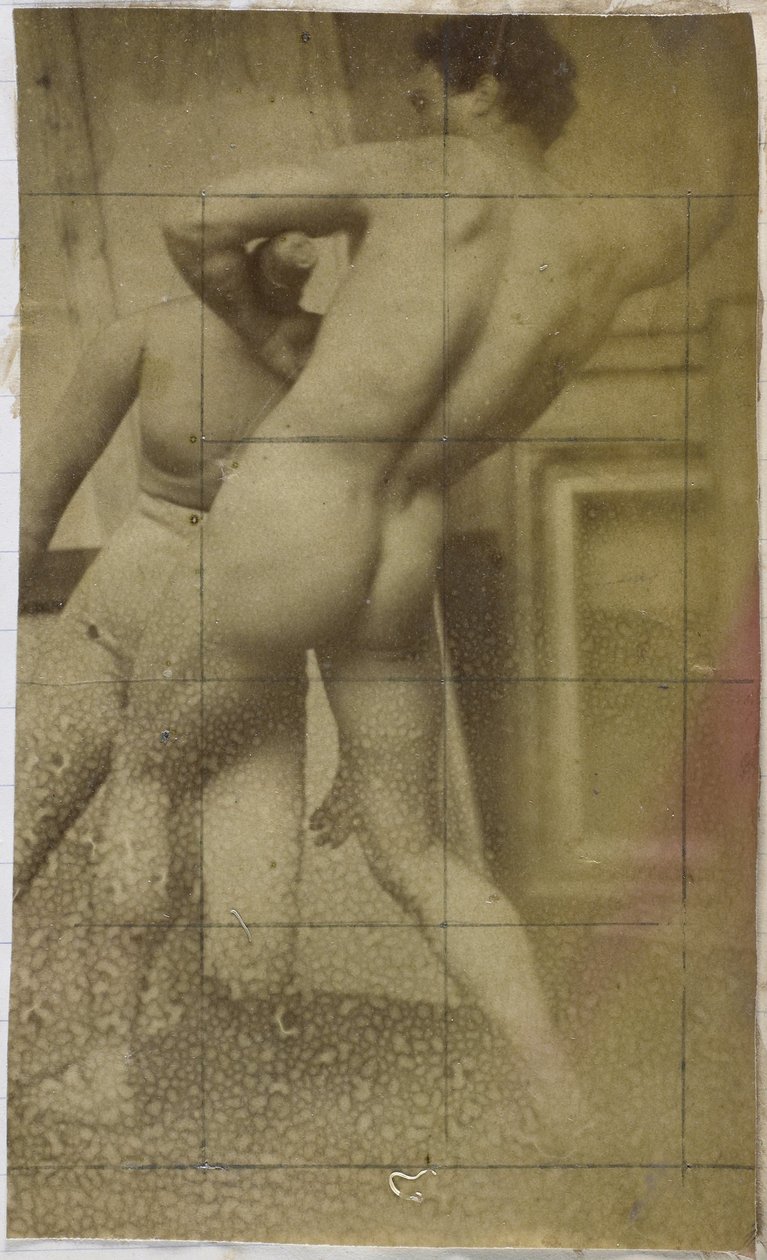 Studio di un modello maschile nudo, visto di schiena e lottando con un manichino, nell