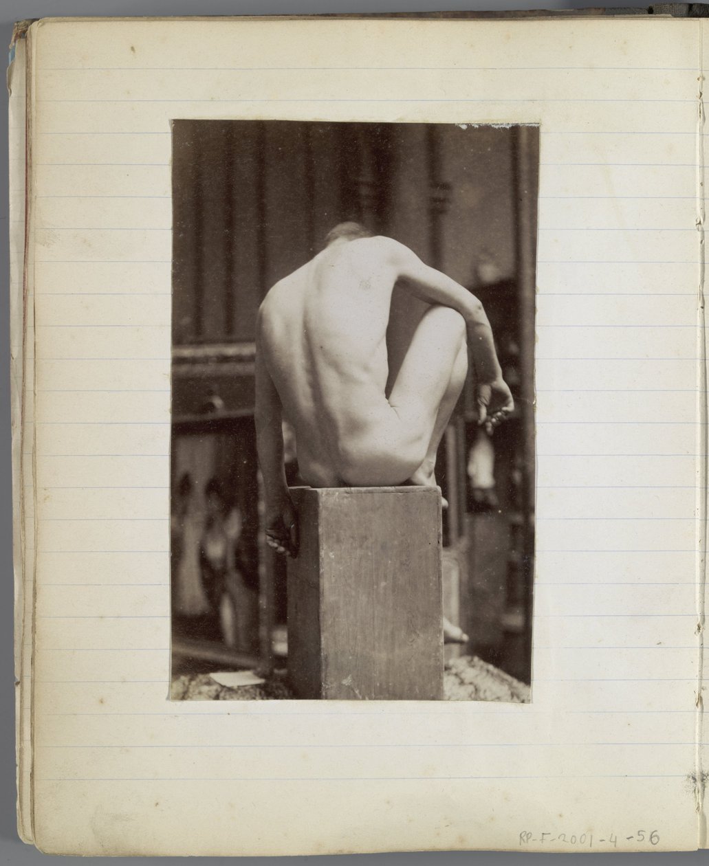 Studio di un modello maschile nudo, seduto e visto di schiena, nell