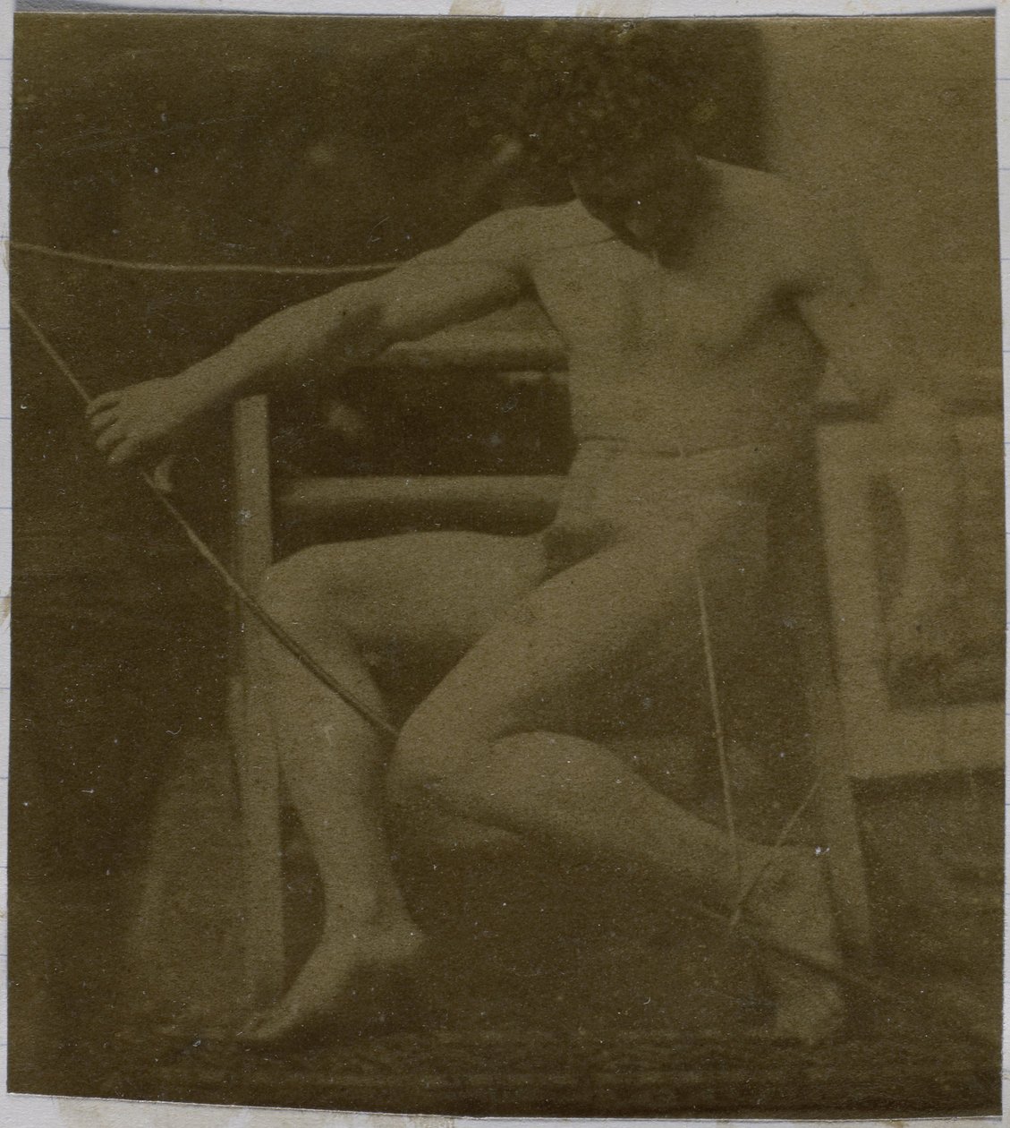 Studio di un modello maschile nudo, seduto su un gradino, visto di fronte con corda e arco in grembo, nell