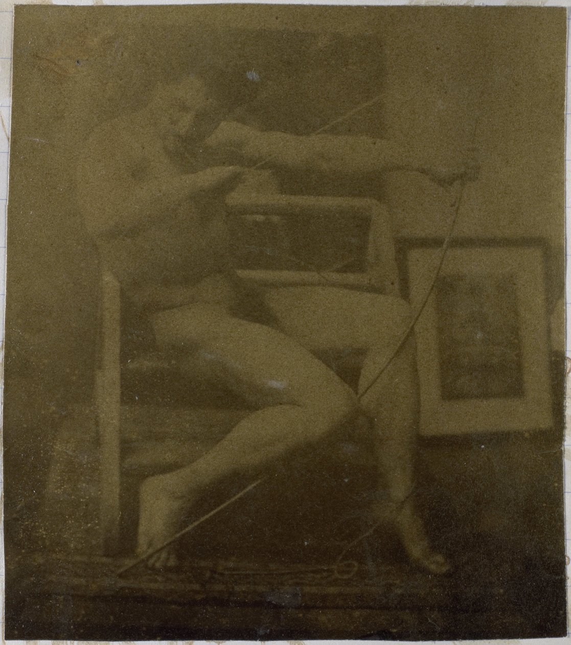 Studio di un modello maschile nudo, seduto su un gradino, visto di fronte con corda e arco in grembo, nell