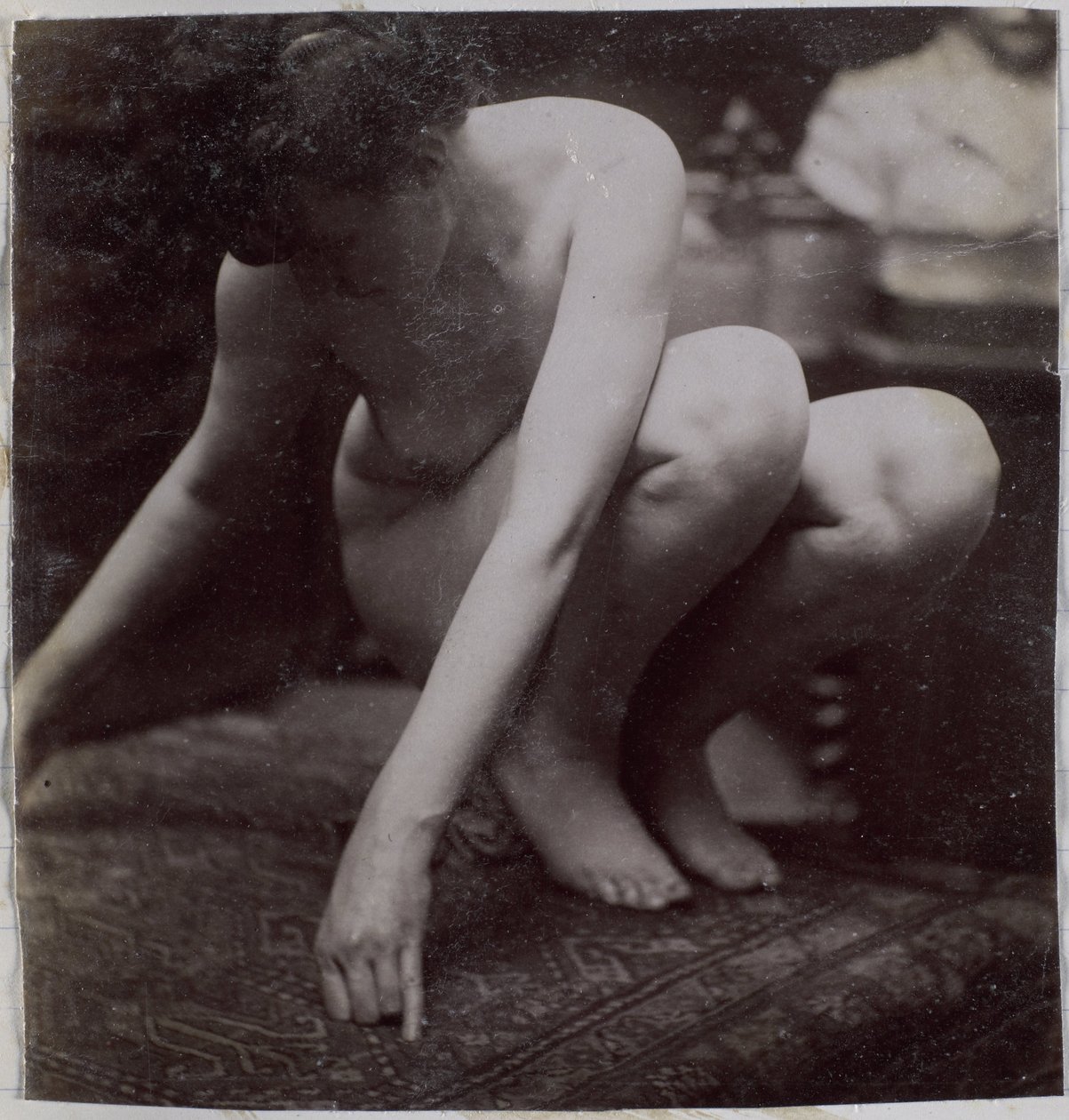 Studio di un modello femminile nudo, visto di fronte, nell