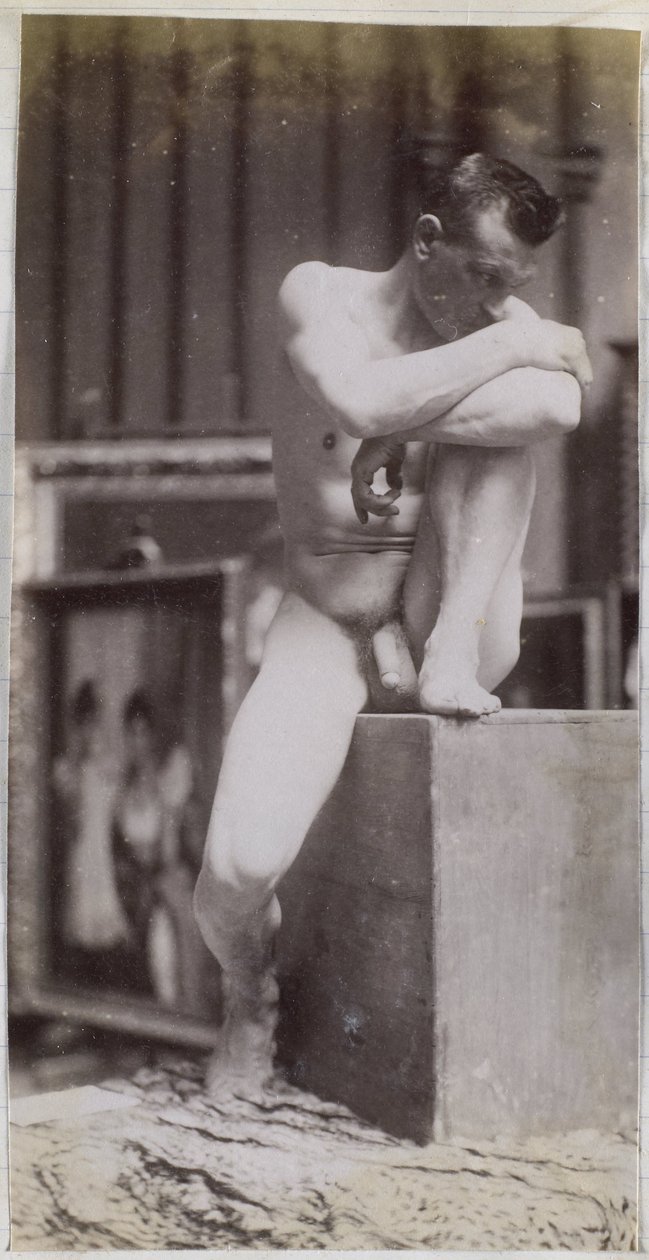 Studio di un modello maschile nudo seduto nell