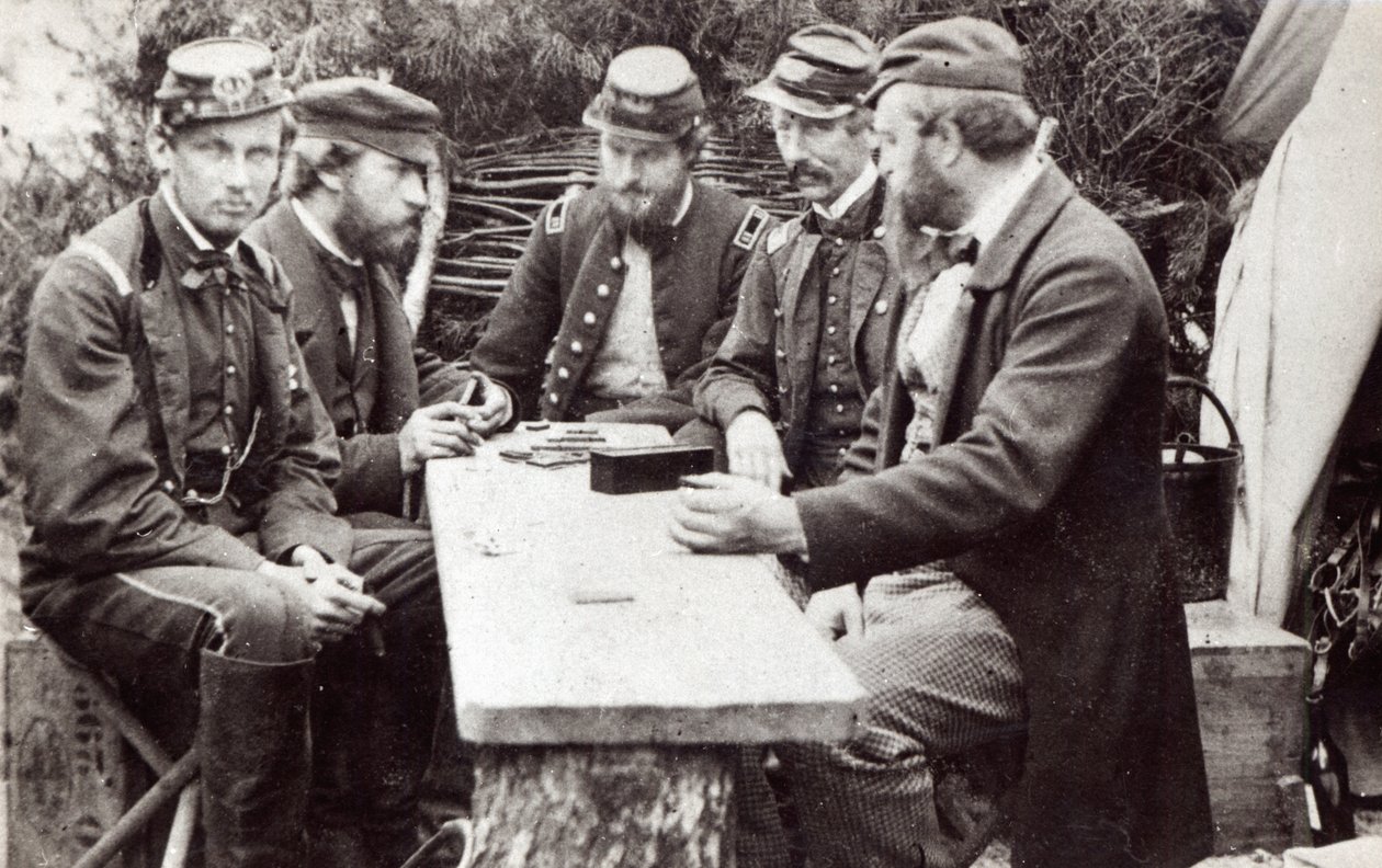 Il Conte di Parigi e suo fratello, il Duca di Chartres, che giocano a domino come ospiti dell