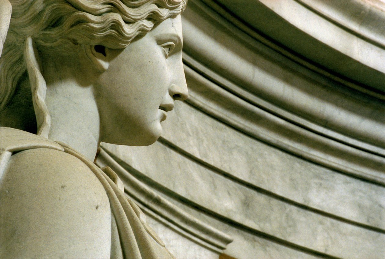 Tomba di Napoleone Bonaparte, dettaglio di una delle 12 vittorie alate da James Pradier