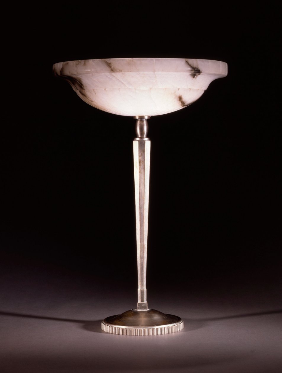 Una lampada da tavolo in bronzo argentato disegnata da Jacques-Emile Ruhlmann, c.1913 da James Baker (attr. to) Pyne