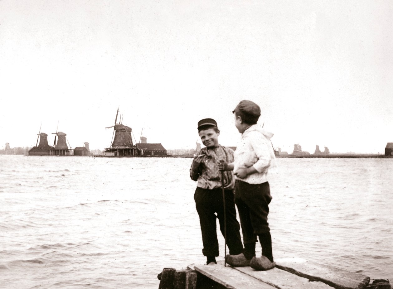 Ragazzi vicino a un canale, Laandam, Paesi Bassi, 1898 da James Batkin