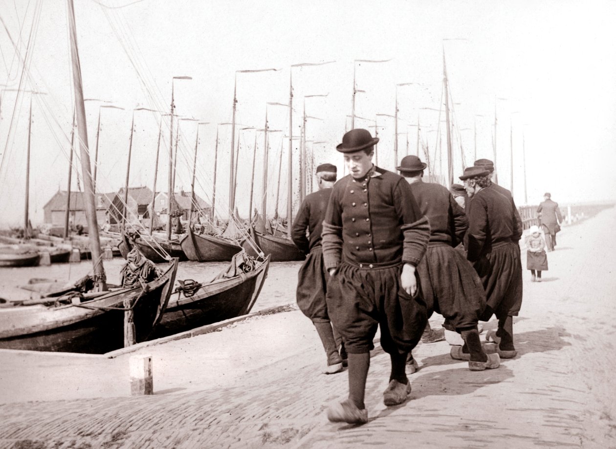 Uomini in abiti tradizionali, isola di Marken, Paesi Bassi da James Batkin