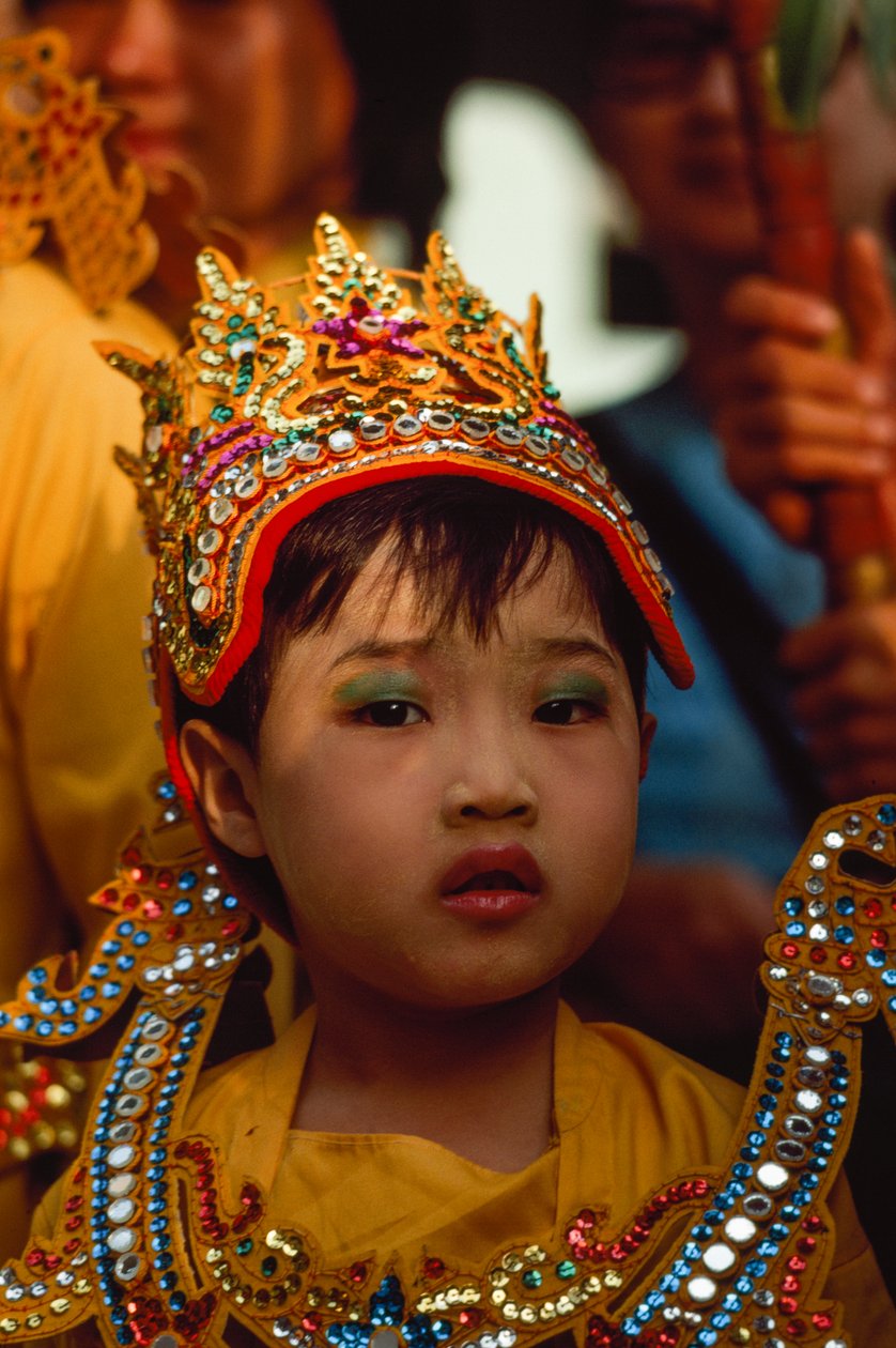 Un giovane devoto al Festival di Tabaung. Pagoda Shwe Dagon, Rangoon, Birmania. da James L Stanfield