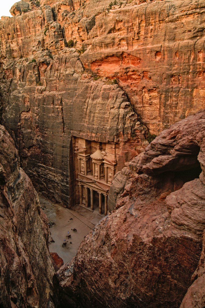 Vista elevata del tempio nabateo chiamato Al-Khazneh e il Tesoro del Faraone da James L Stanfield