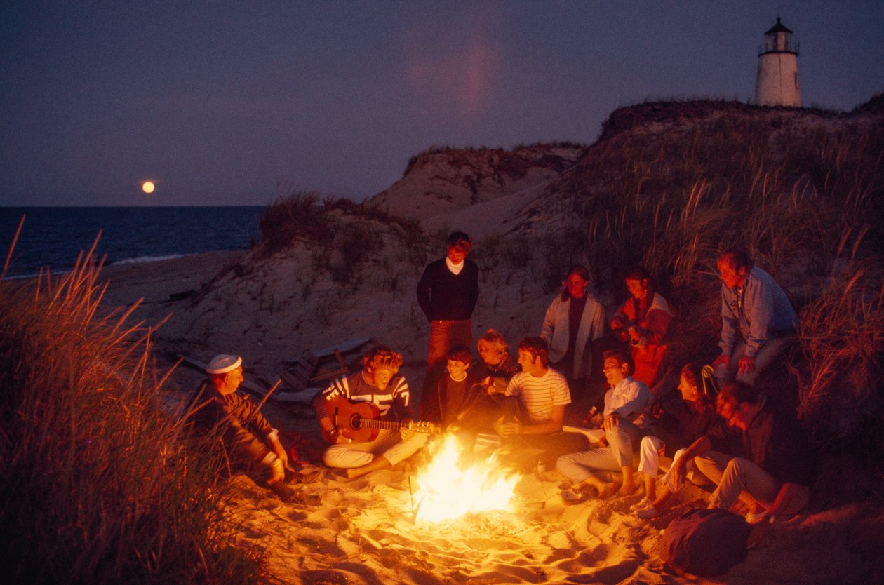 Amici si radunano attorno a un falò estivo al Faro di Great Point. Isola di Nantucket da James L Stanfield