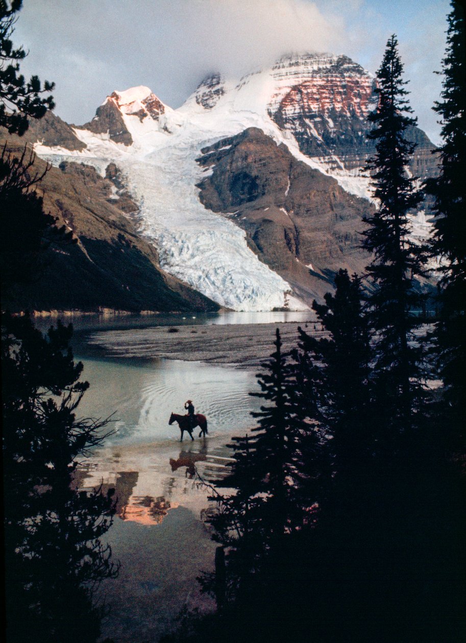 Cavaliere solitario riflette sul lago alla base della vetta più alta del Canada. Monte Robson da James L Stanfield