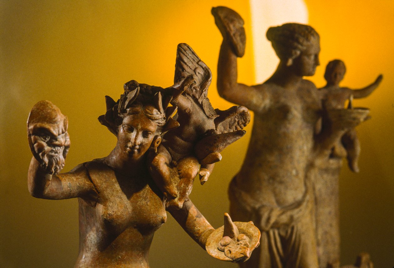 Sculture in terracotta di Afrodite con Eros alato sulla spalla. Veria, Macedonia, Grecia da James L Stanfield