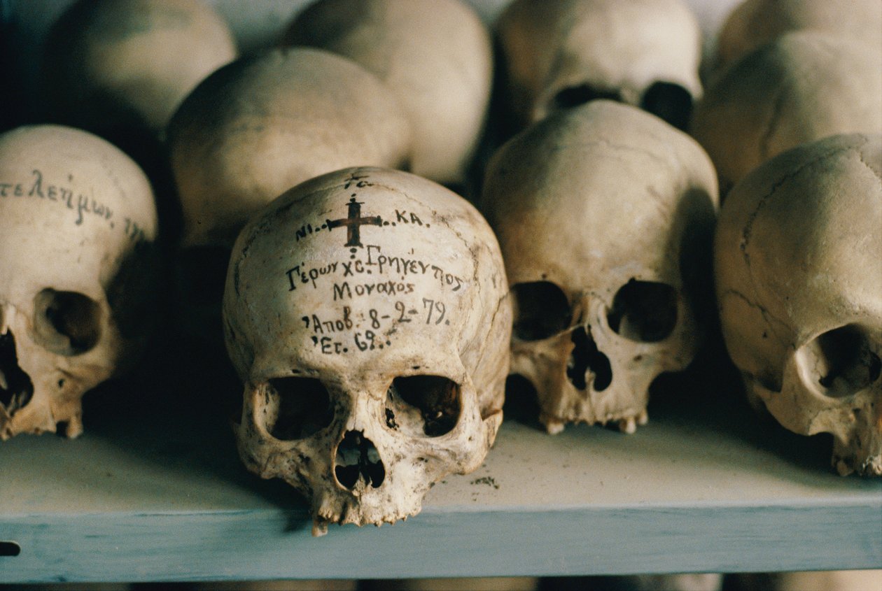 Teschio inciso di un prete nella comunità monastica di Sant