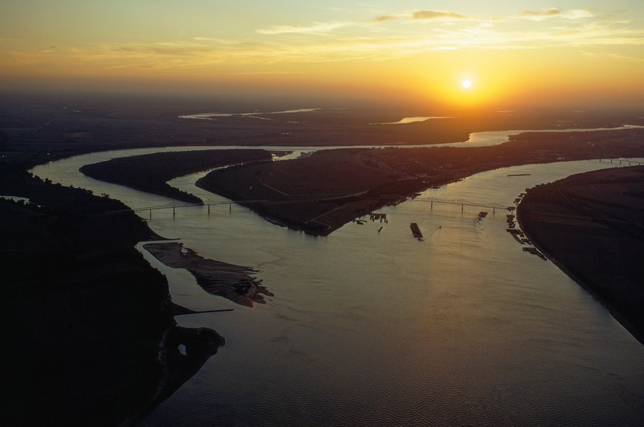 Vista crepuscolare aerea della confluenza dei fiumi Ohio e Mississippi. Cairo, Illinois. da James L Stanfield