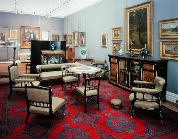 Suite composta da un armadio, tavolo centrale, divano, coppia di sedie laterali, coppia di poltrone, sedia da allattamento, poltrona e tavolo da gioco, anni 1880 da James Lamb of Manchester