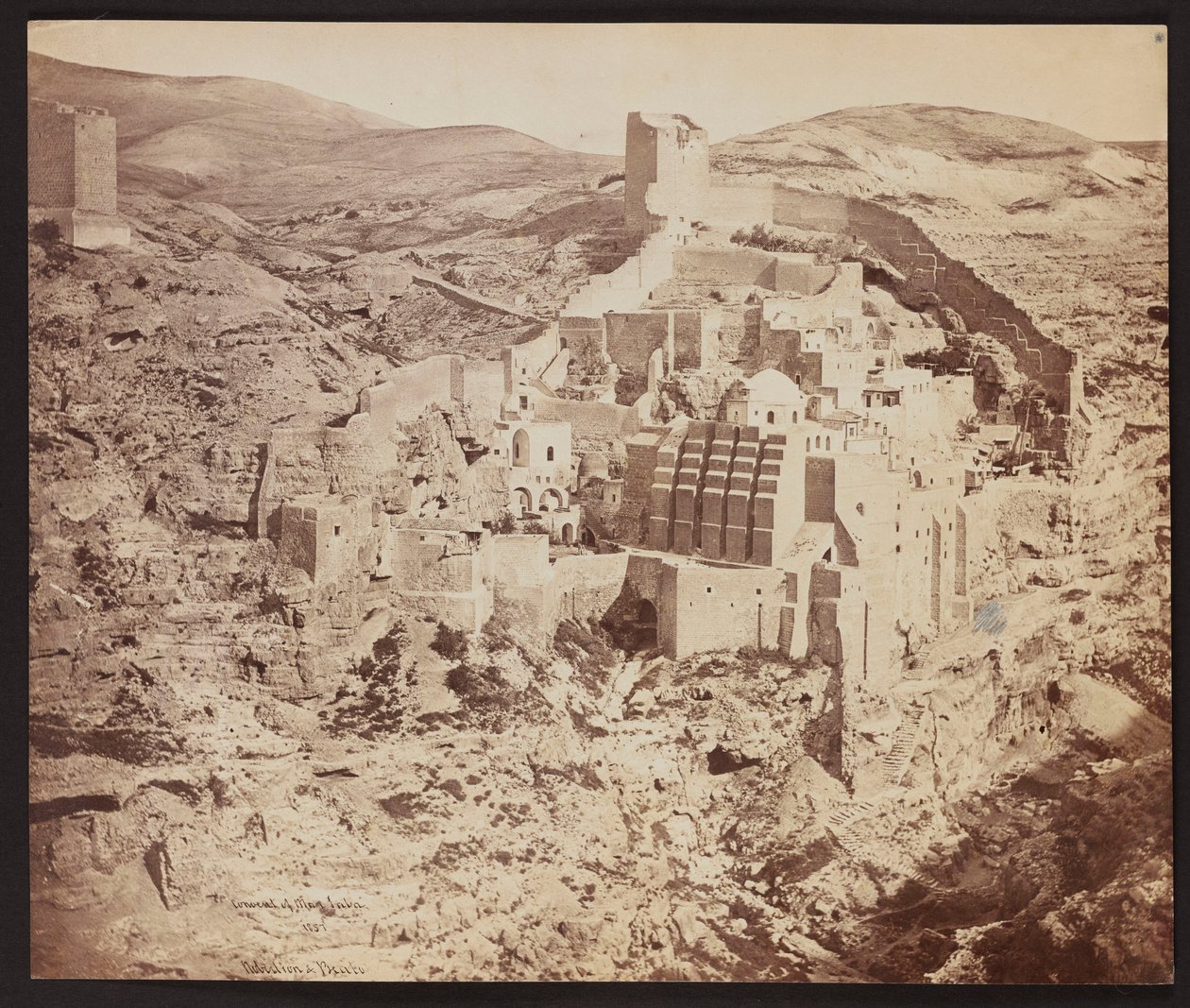 «Convento di Mar Saba. 1857» [La Grande Lavra di San Saba, conosciuta in arabo come Mar Saba - un monastero ortodosso situato nella valle del Cedron in Cisgiordania, a est di Betlemme] da James Robertson