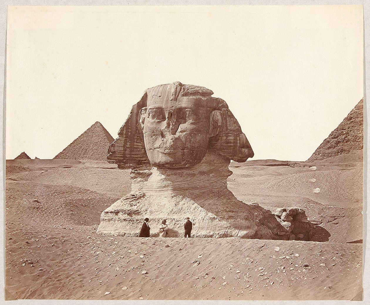 Egitto. Giza. La Sfinge sullo sfondo della piramide di Mykerinos da James Robertson