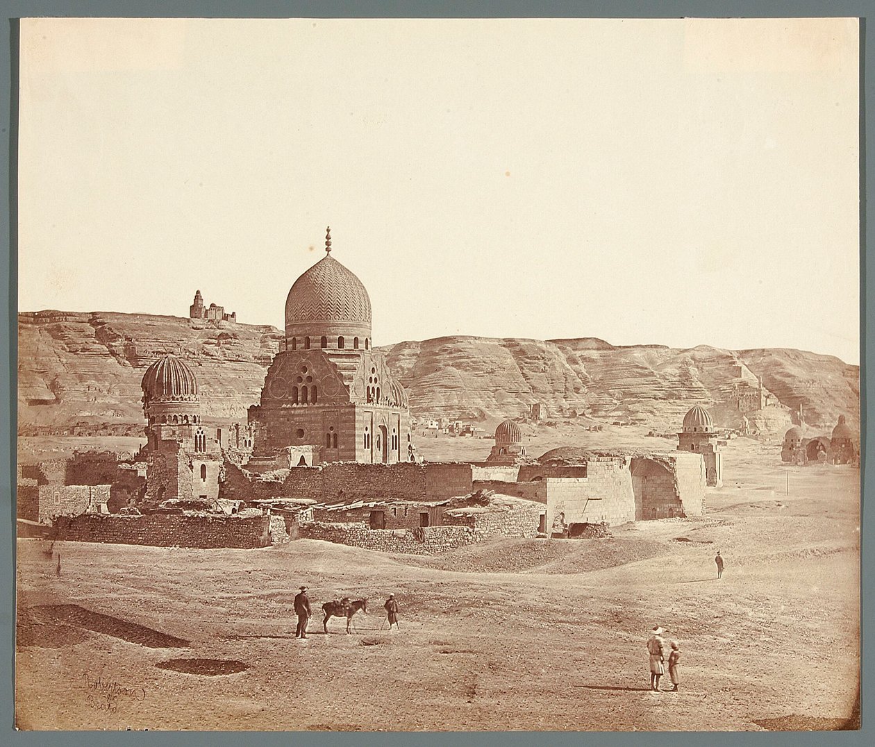 Egitto. Il Cairo. Necropoli Meridionale. In primo piano il mausoleo di Sudun (1504), sullo sfondo, sull’altopiano di Mukattam, la moschea di Al-Džujuszi da James Robertson
