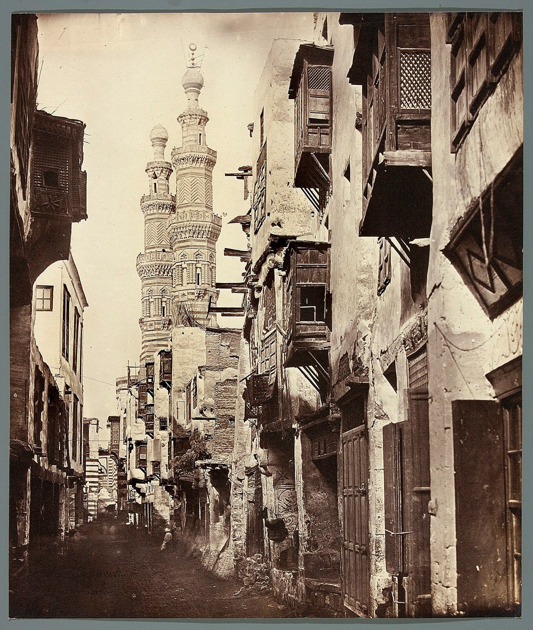Egitto. Il Cairo. Vicolo - sullo sfondo, minareti della moschea mamelucca di Al-Mu